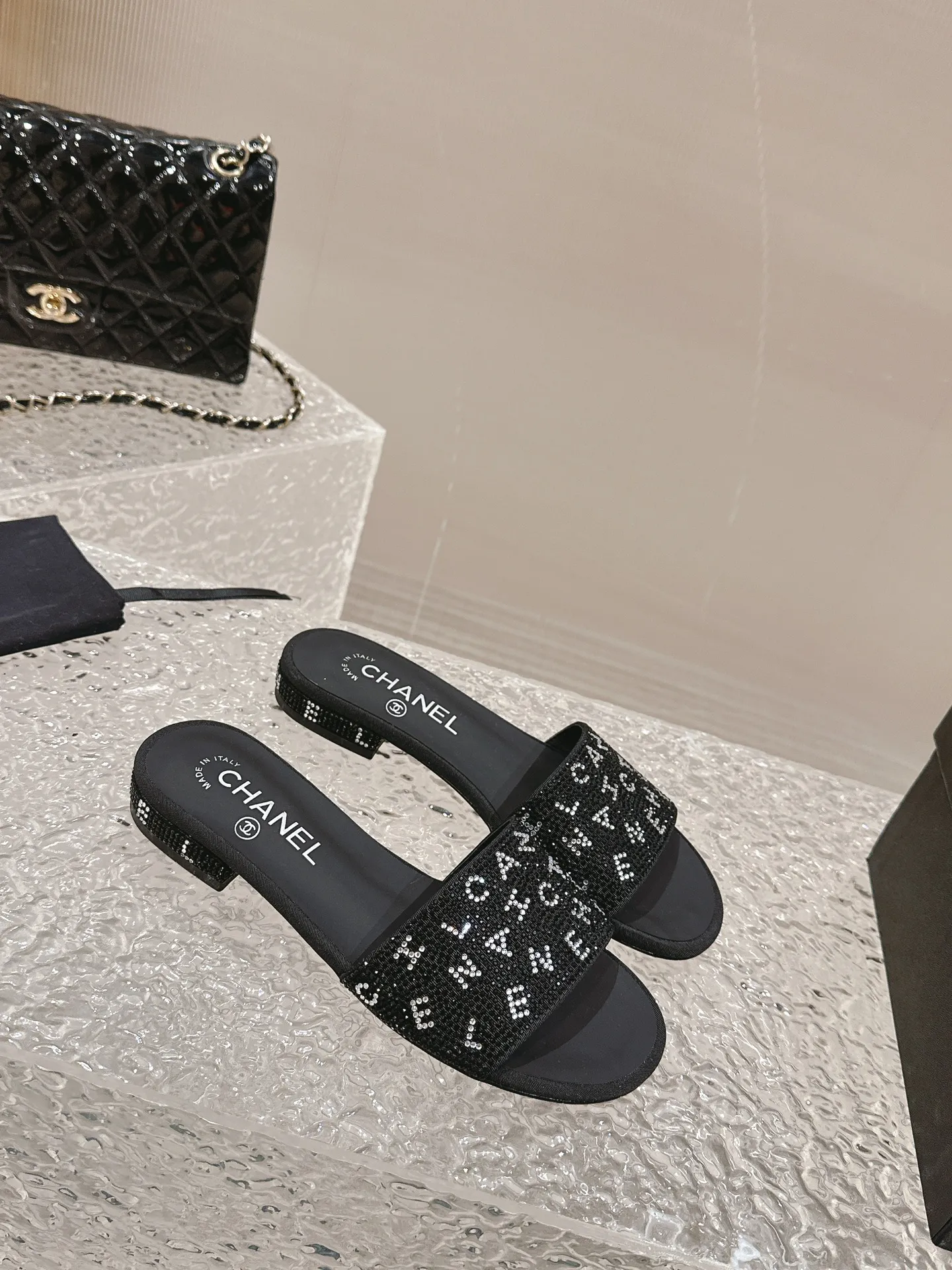 👟👟Ex-factory price 440👟👟 Women's shoes, women's clothing, Xiaoxiang, black rhinestones with large letters, Chanel rhinestone slippers, really such blingbling slippers full of diamonds, both classic and artistic, you can style your daily street style. The characteristic is that the hot diamonds are particularly shiny. They are made with heavy craftsmanship and are not easy to fall off. They have the sexy temperament of celebrities and are versatile. Color: black white 35-41